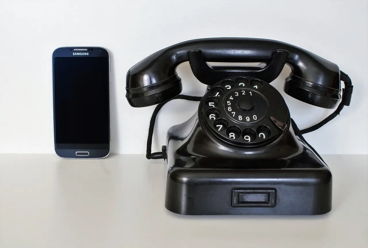 Hvem ringer fra telefonnummer 77332020?