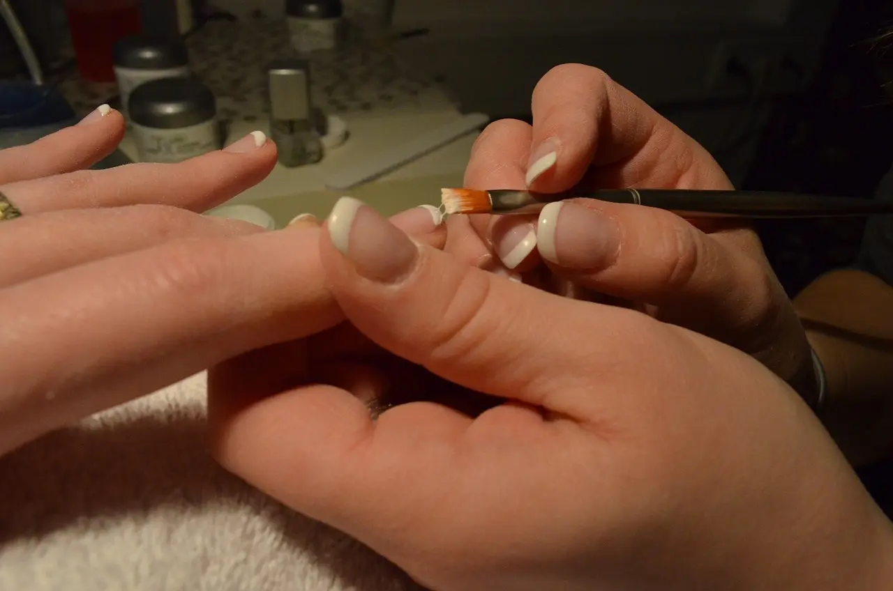 15 negleidéer i nude-nuancer til korte negle