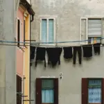 Hvad er den bedste tøjvaskrutine til små hjem?