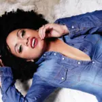 Hvor ofte skal du vaske krøllet hår for mindst muligt frizz?