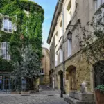 Hvordan indretter jeg en gæstevenlig entré i en lejlighed?