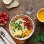 Hvorfor får jeg oppustet mave efter at have spist salat?