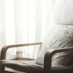 Skab en læsekrog ved vinduet i små rum