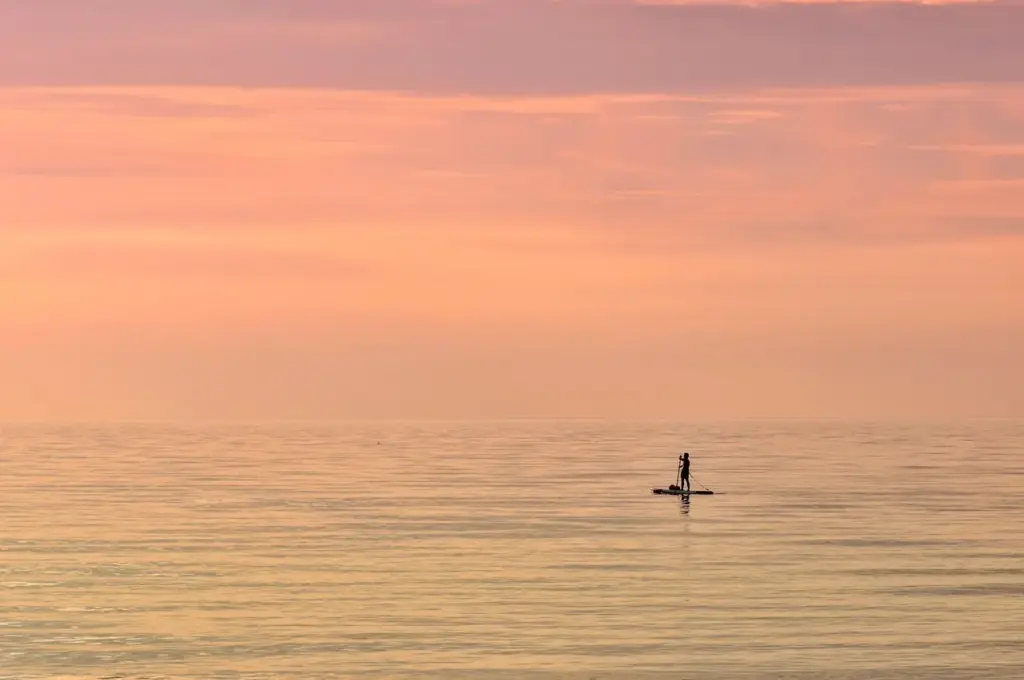 SUP-tur gennem Silkeborgsøerne ved solopgang